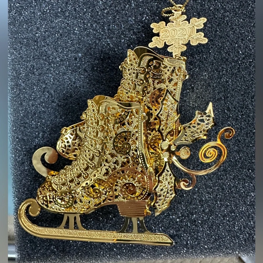 Danbury Mint 23 kt gold-plated ice skate ornament - 2020